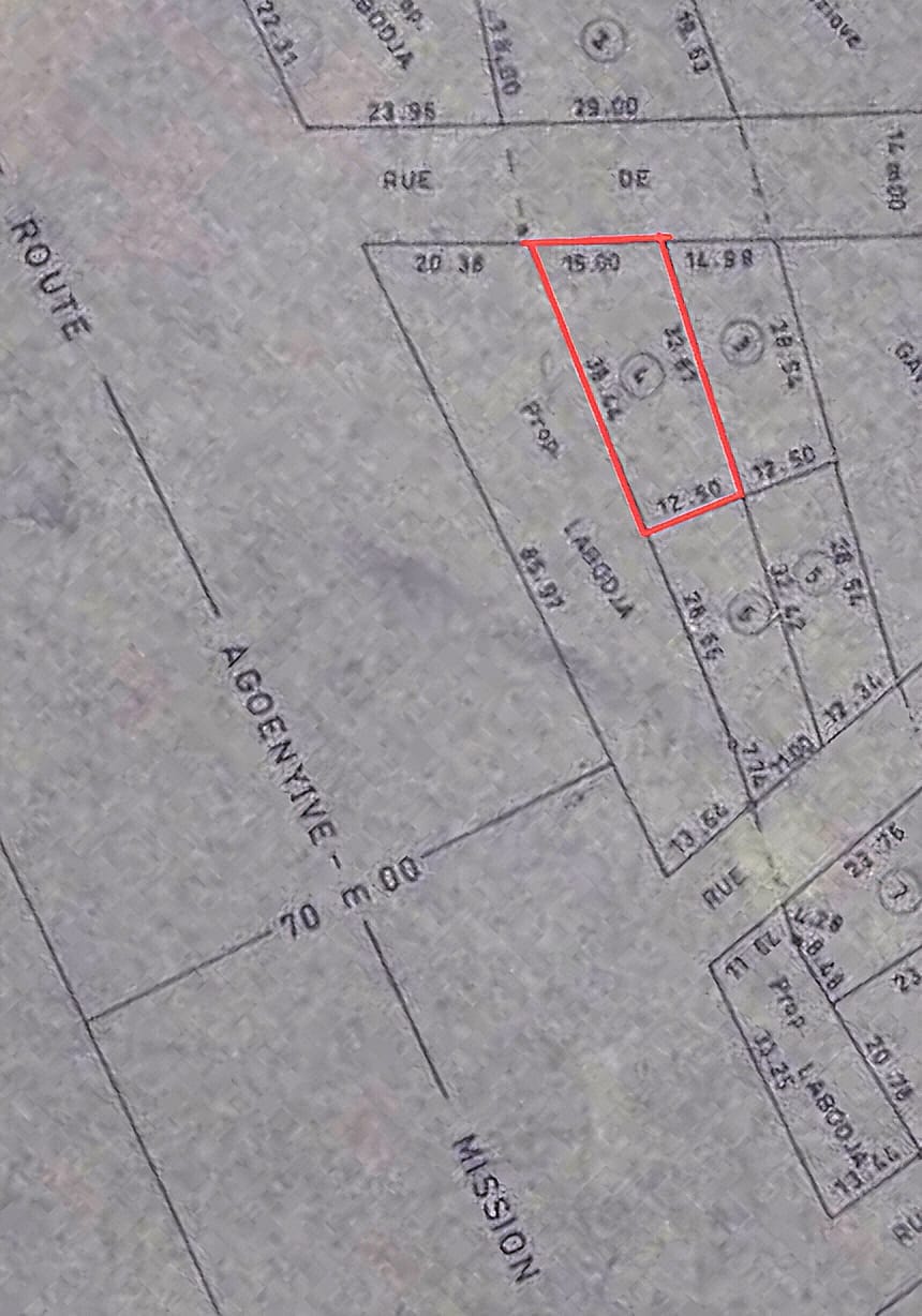 Terrain de 13800 m² en vente à Aképé – 17 millions FCFA le lot