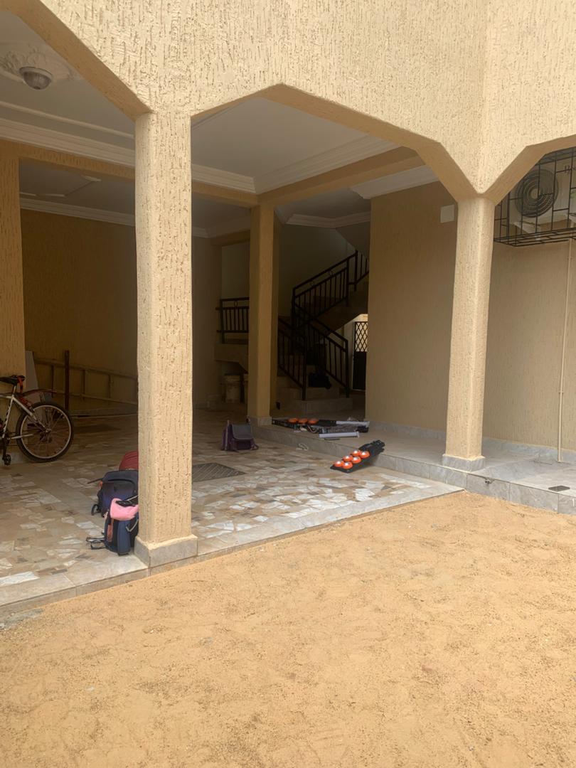 Appartement 3 chambres salon à louer à Ségbé – 250 000 FCFA/mois