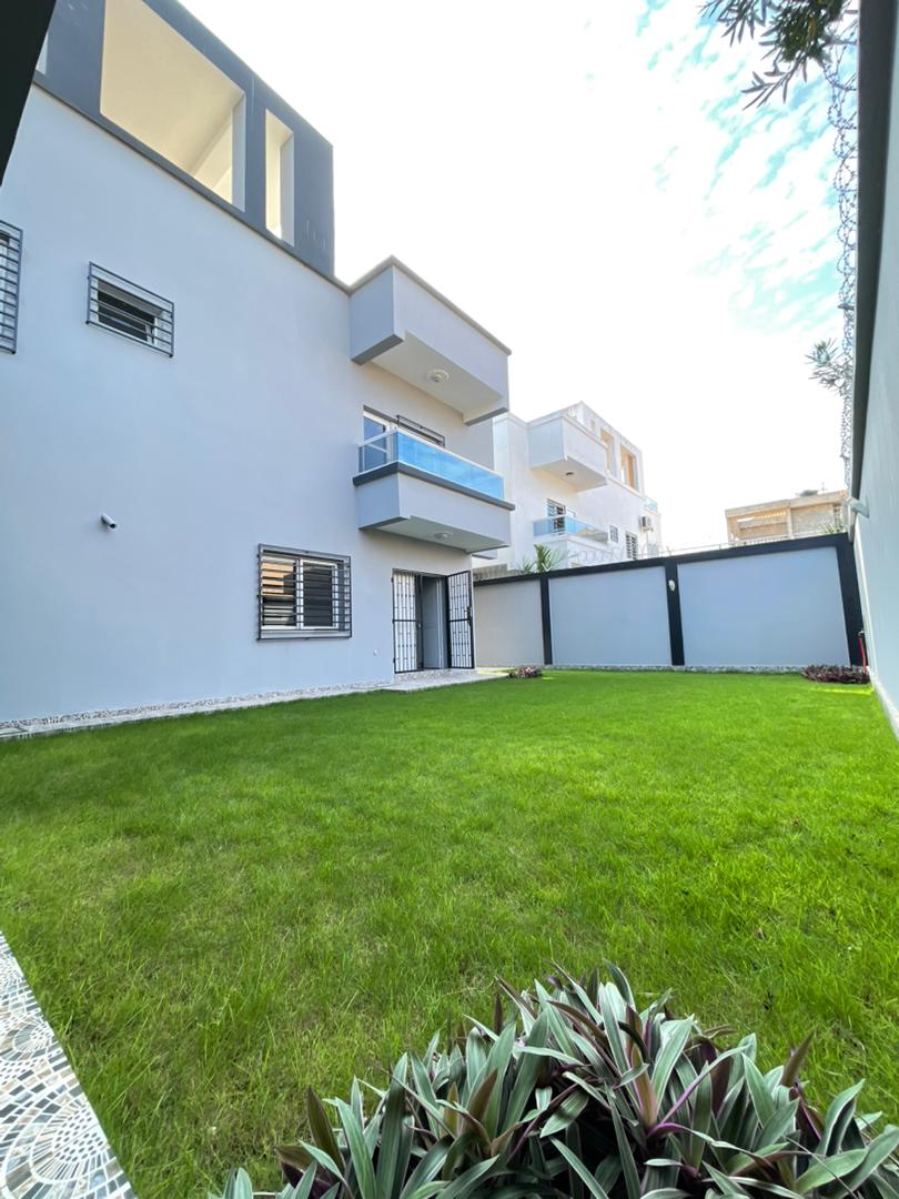 Villa duplex 5 chambres en vente à Avénou Factory – 170 millions FCFA