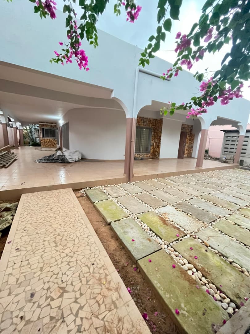 Villa 4 chambres à louer à Totsi TK Adebayor – 350000 FCFA