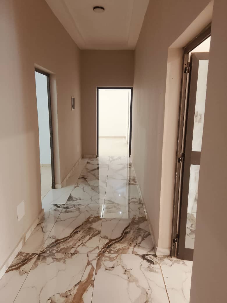 Appartement 3 chambres en location à Adewui Rond Point Trésor – 250 000 FCFA