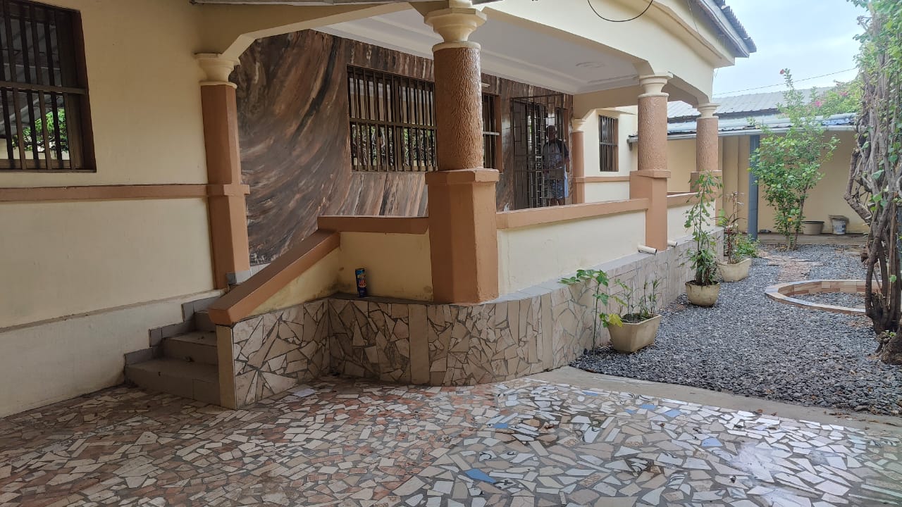 Villa 4 chambres à louer à Nyekonapoë Zener – 300 000 FCFA/mois