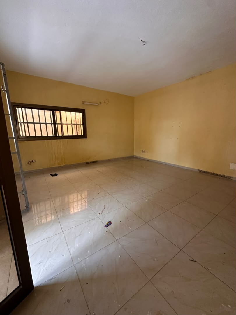Villa de 4 chambres à louer à Agbalepedo non loin de la poste – 120 000 FCFA