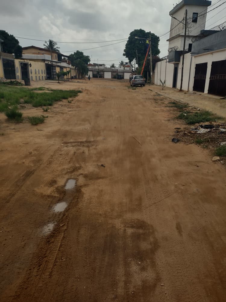 Terrain de 600 m² en vente au bord d'une grande voie de 18m à Djidjolé Antigank - Agbalepedo – 55 millions FCFA