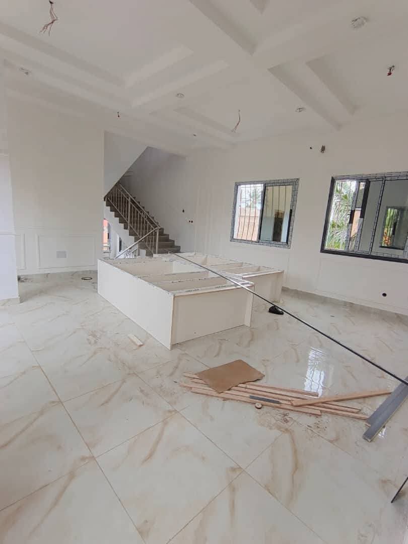 Villa 6 pièces en vente en bordure de goudron à Avedji Plateau – 160 millions FCFA
