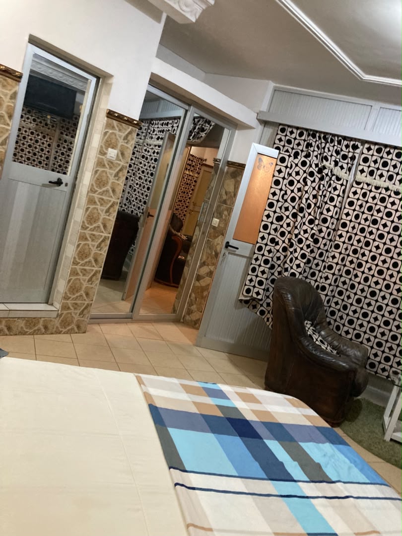 Chambre salon meublé en location à Totsi au bord du goudron – 350 000 FCFA