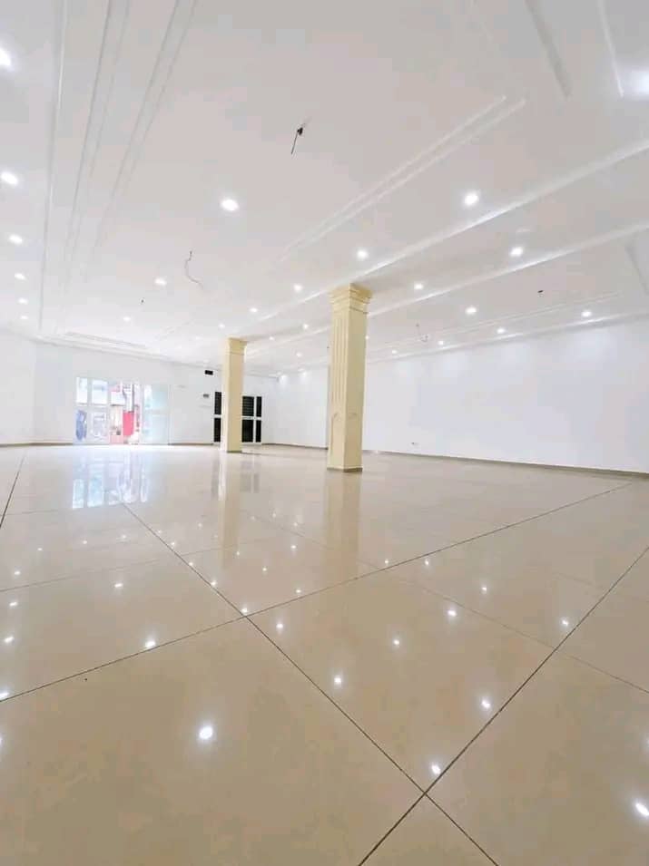 Grande boutique en location à Avedji, à quelques pas du goudron – 250 000 FCFA/mois