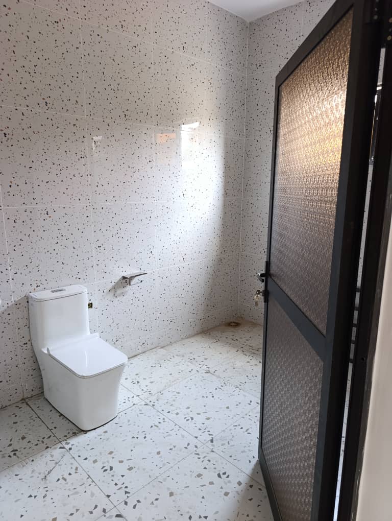 Appartement 2 chambres à louer proche du goudron à Totsi – 200 000 FCFA/mois