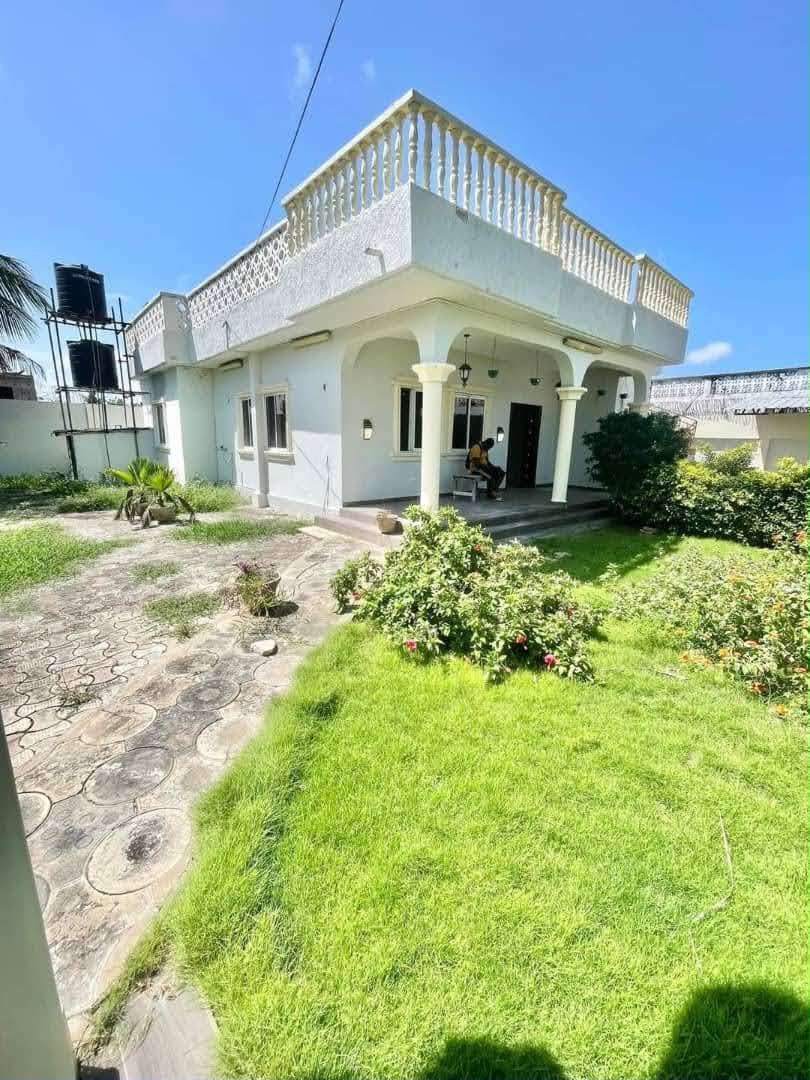 Villa de 3 chambres à louer à Tokoin hôpital – 300.000 FCFA