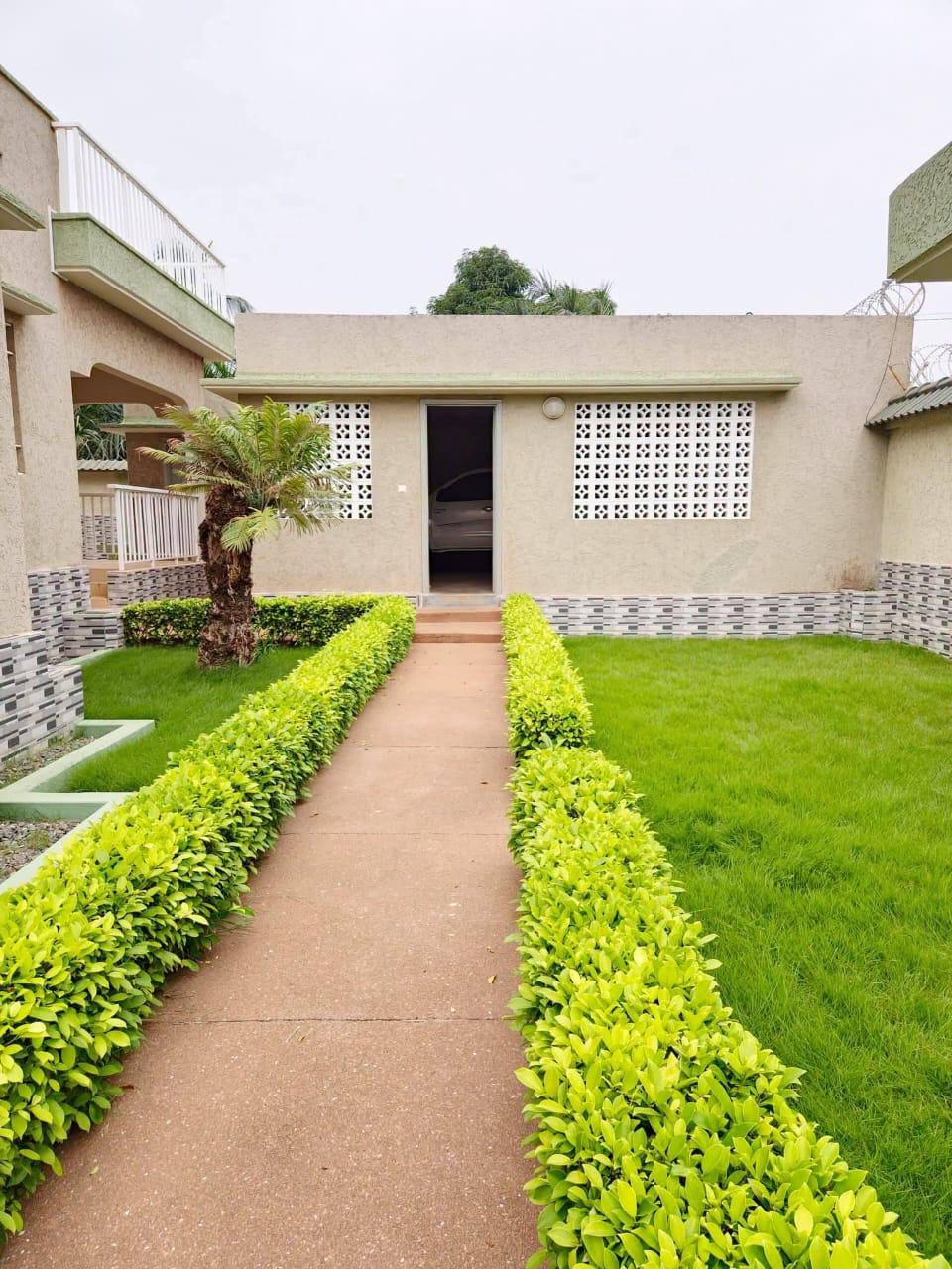 Villa 5 chambres en vente à Adidogomé Avenou, proche du goudron – 300 millions FCFA
