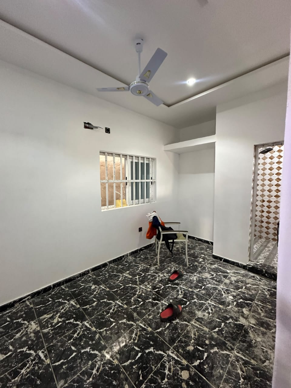 Mini villa 2 chambres en vente à Zanguera Lycée – 25 millions FCFA