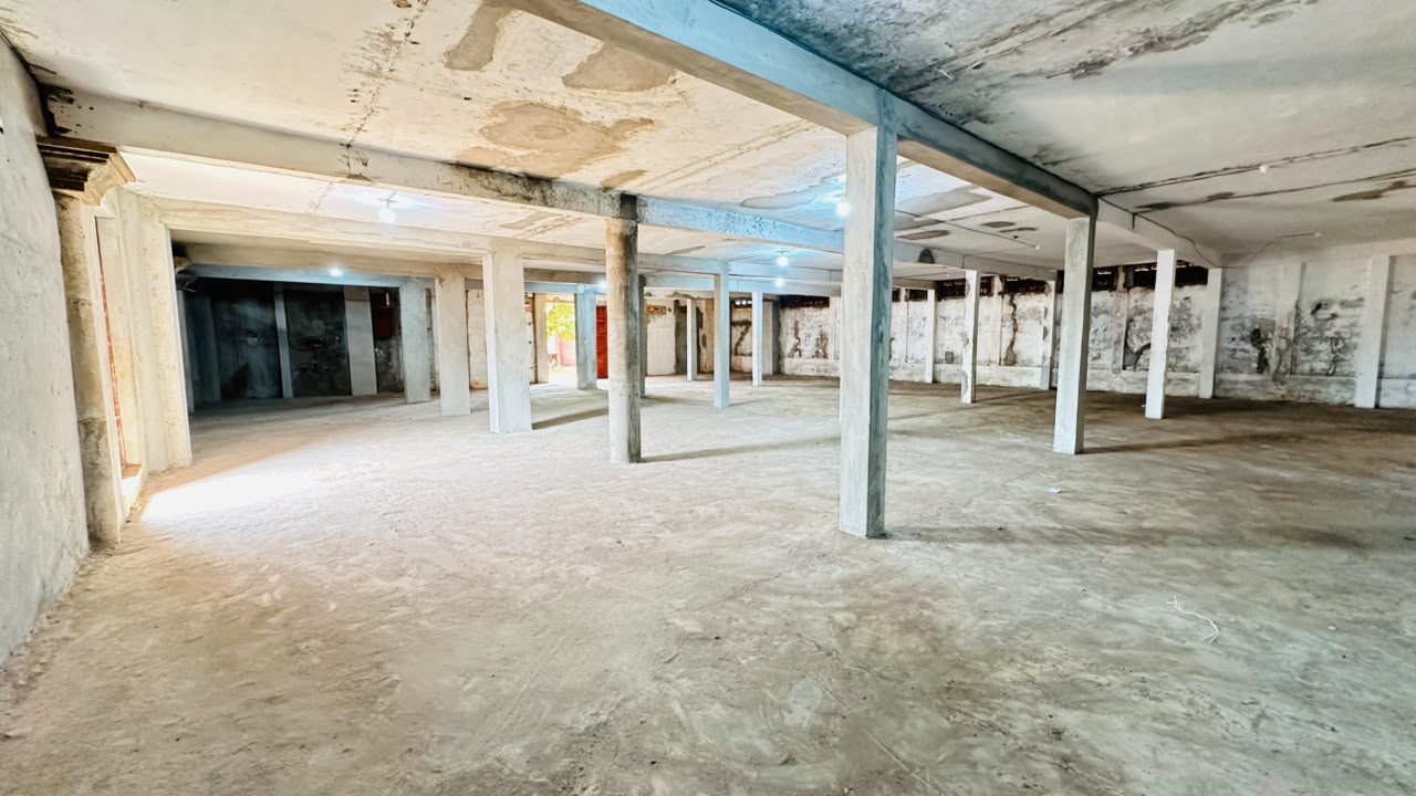 Entrepôt de 400 m² à louer proche du goudron à Tokoin Aéroport – 1,5 millions FCFA/mois