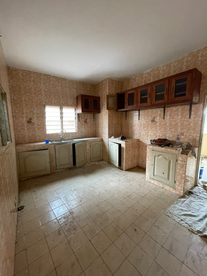 Appartement 2 chambres à louer en bordure de goudron à Agoè Assiyéyé – 110 000 FCFA/mois