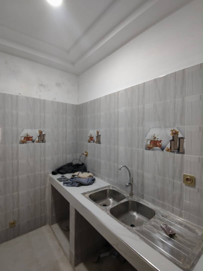 Appartement 2 chambres salon en location à Attikoumé proche du goudron – 150000 FCFA