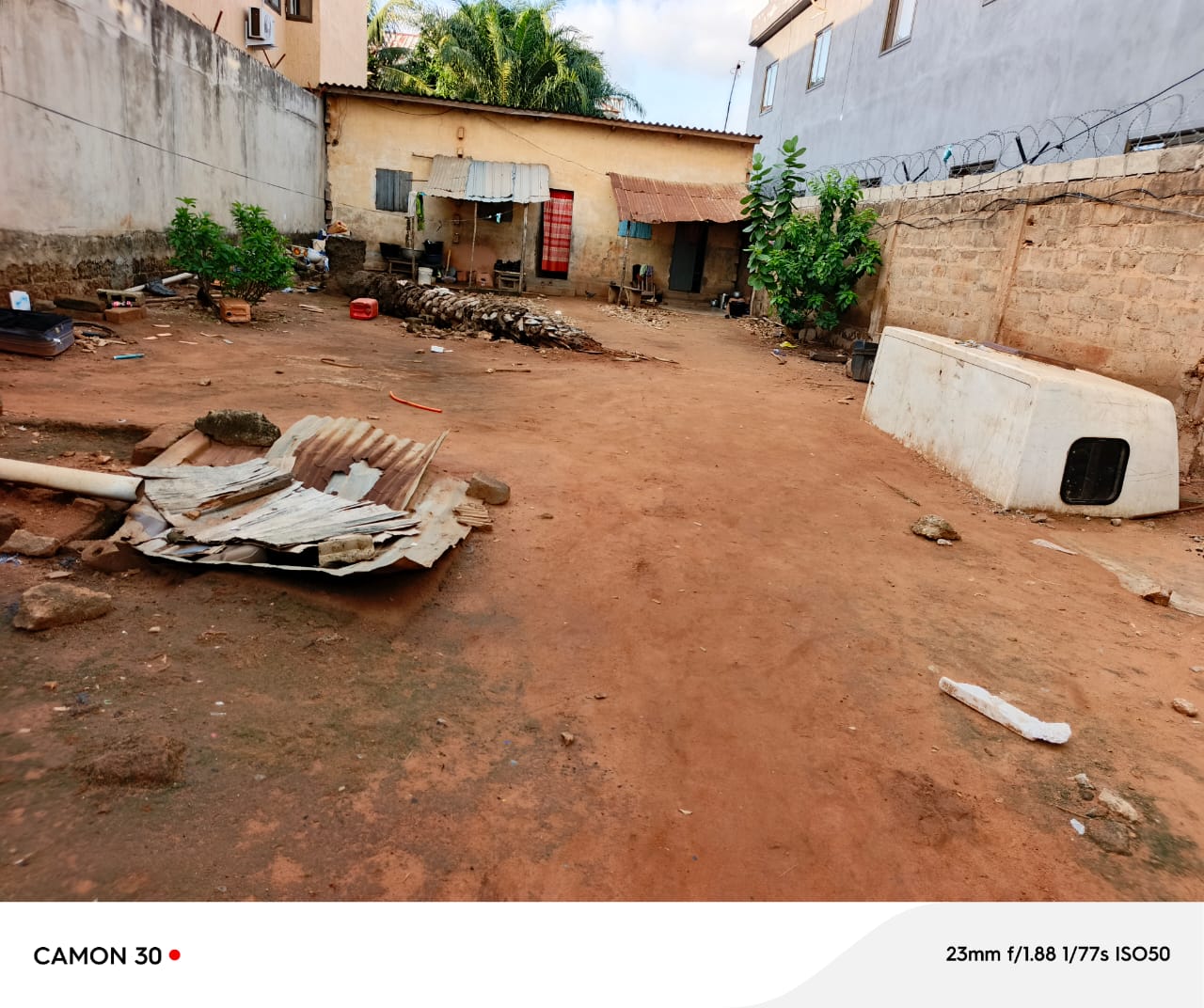 Maison avec boutique en vente à Agoè non loin de l'entreprise de l'union – 16 millions FCFA