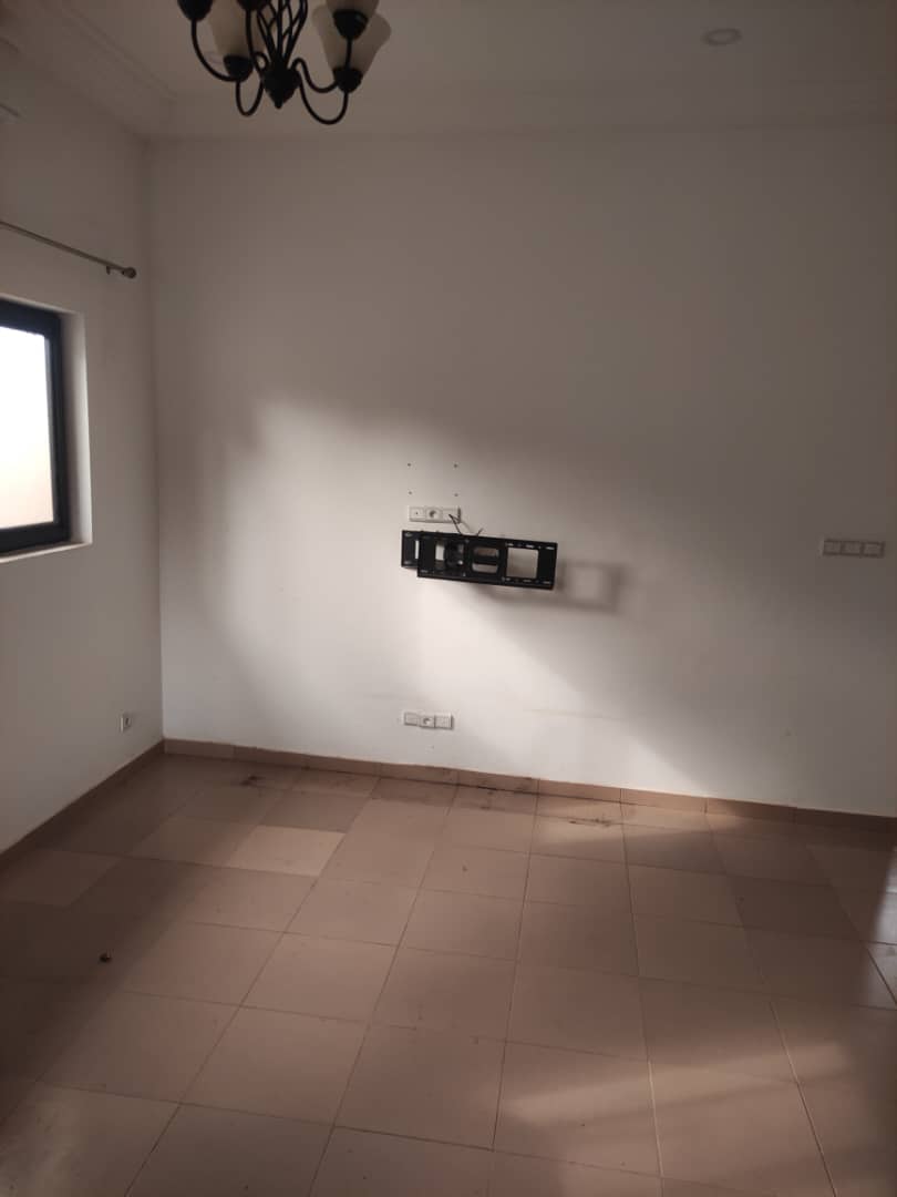Villa 3 chambres à louer à Avedji rails – 300 000 FCFA
