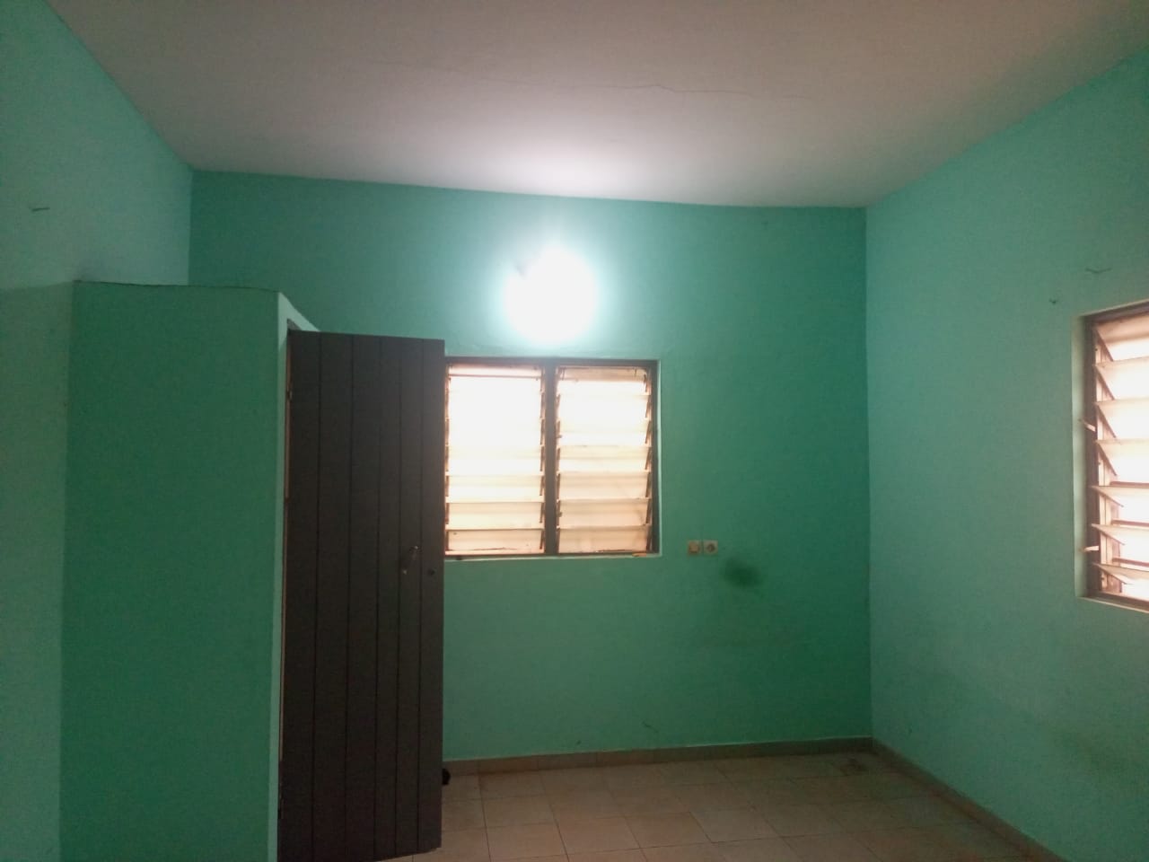 Cour de 2 chambres salon à louer à Agoe Sogbossito près du carrefour Anonkui - 60000 FCFA