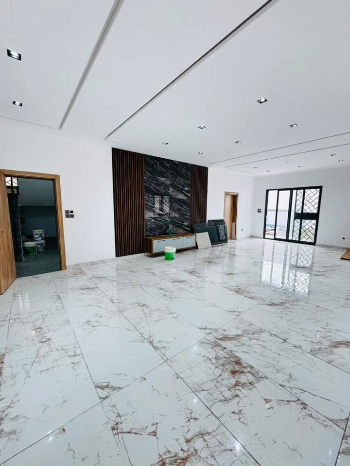 Villa triplex de 400 m², 6 chambres à vendre à Djidjolé, proche du goudron – 280 millions FCFA