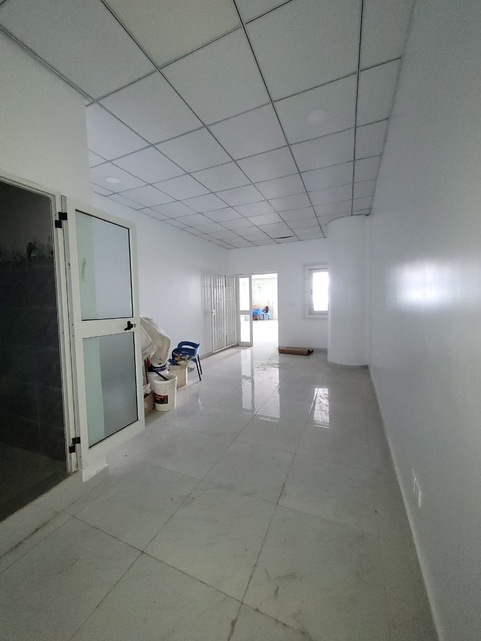 Boutique en location au bord du goudron à Dékon – 300000 FCFA