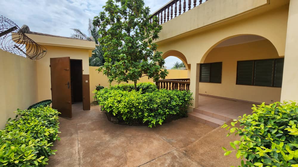 Villa 3 chambres en location à Djidjolé proche du goudron – 200 000 FCFA
