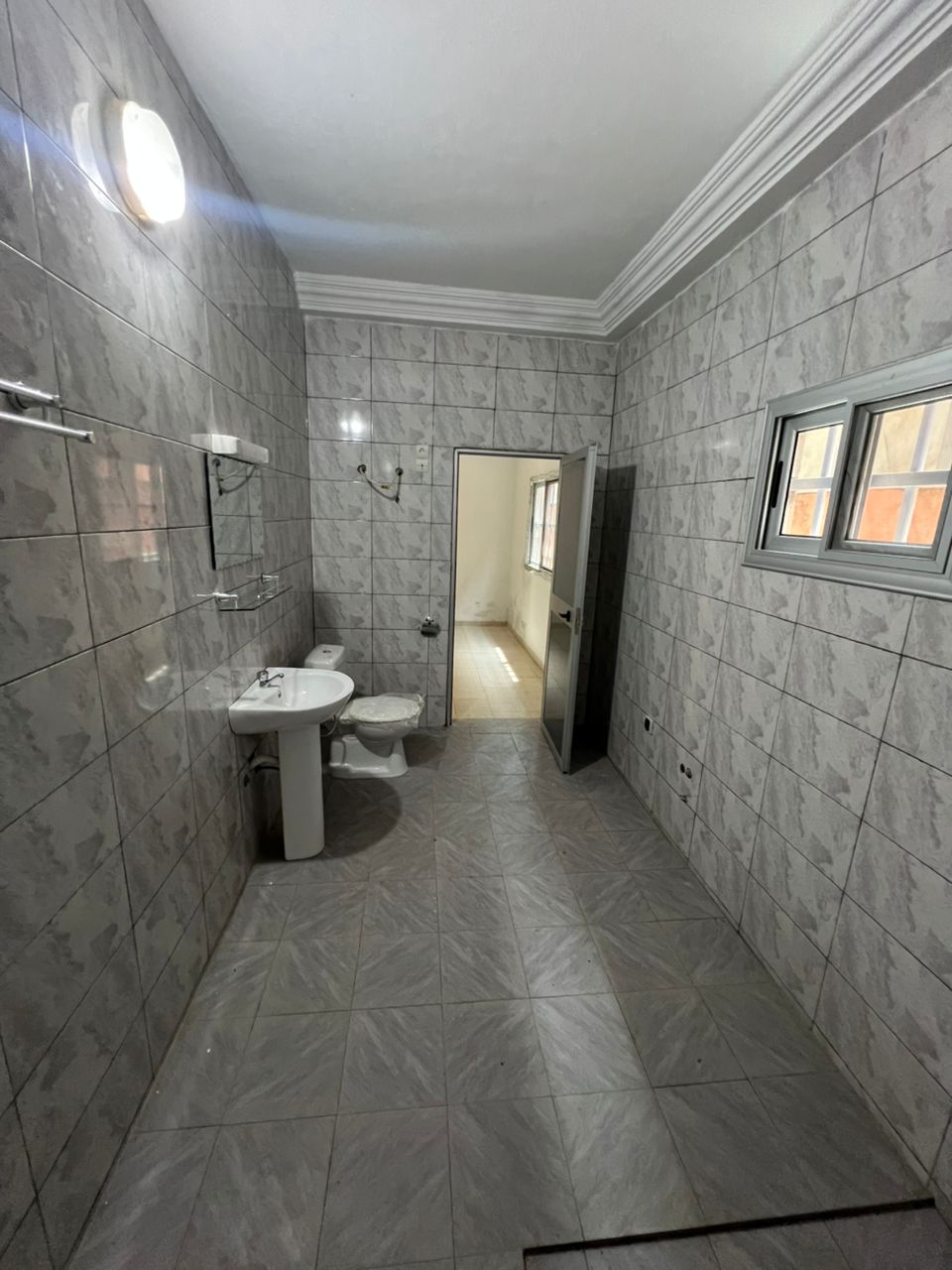 Appartement 4 chambres salon bureau en location à Attiégou près du marché – 200 mille FCFA