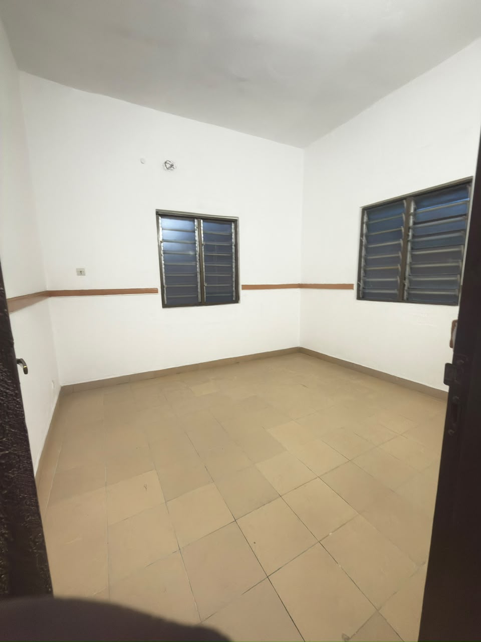 Villa 4 chambres à louer à Nyekonakpoè, proche du goudron – 300 000 FCFA
