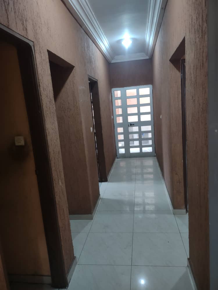 Villa duplex 8 chambres à louer à Super Tako – 350 000 FCFA