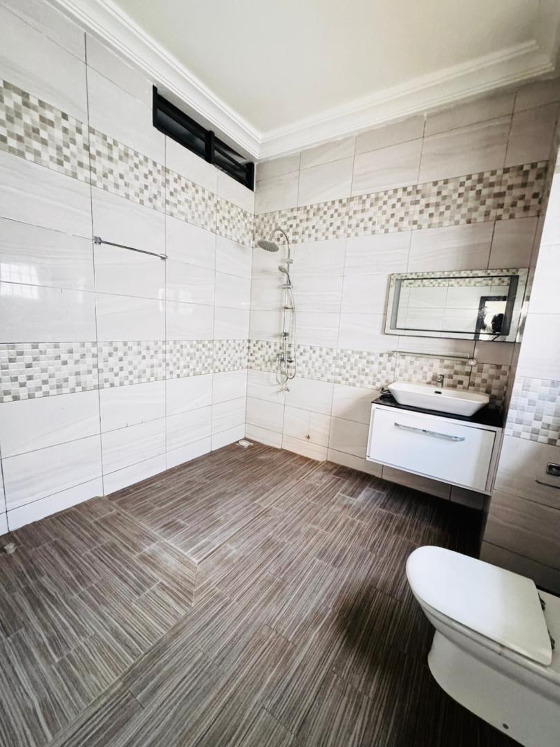Villa 3 chambres de 319 m² en vente à Cité Mokpokpo – 110 millions FCFA