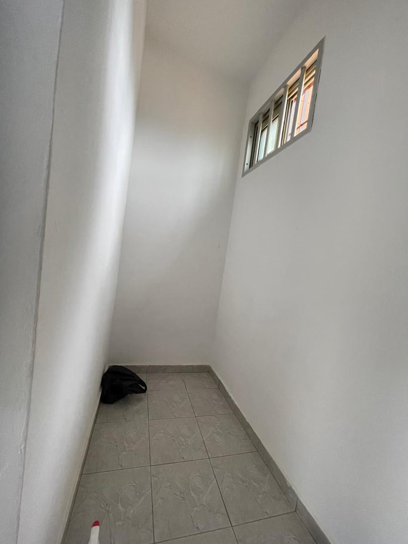 Boutique en location à Adewui au bord des pavés – 200 000 FCFA