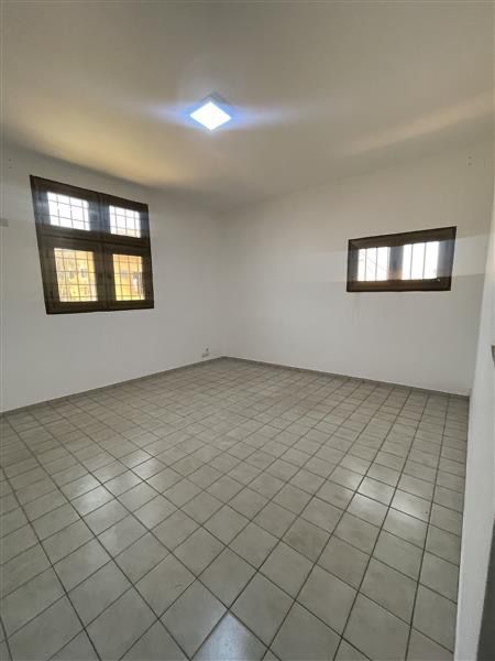 Bureau duplex 3 pièces à louer à Nyekonakpoè, 50m du goudron - 150 000 FCFA/mois