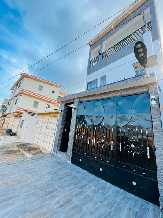 Villa cour unique 4 chambres en location à Agoè Carrefour Cool Catché - 350000 FCFA