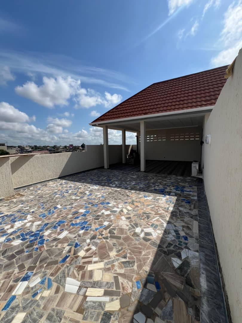 Appartement haut standing scindé duplex 3 chambres à louer à Adidogomé Assiyéyé Aménopé à 150m du goudron – 250 000 FCFA