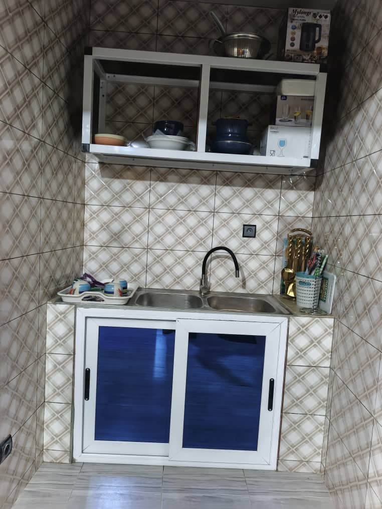 Studio meublé à louer en bord du goudron à Agodeka – 120 000 FCFA