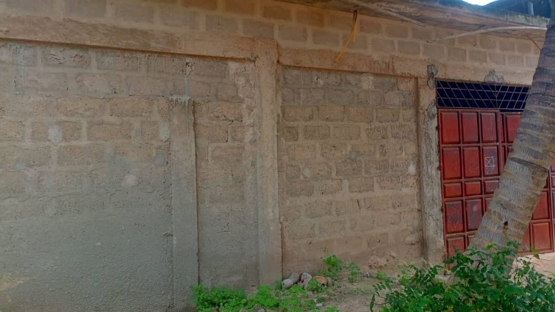 Villa inachevée R+1 4 chambres en vente à 30 mètres du goudron à Sagbado Logote – 35 millions FCFA