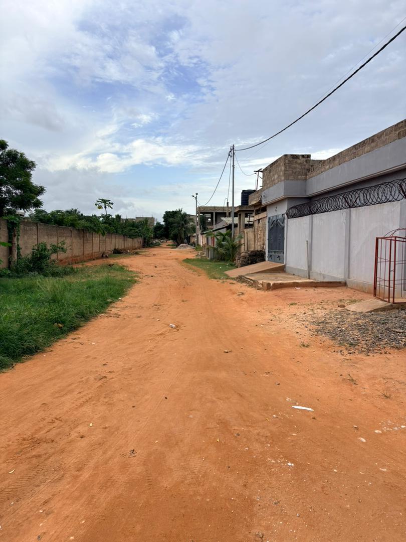 Demi lot rectangulaire en vente à Legbassito Derrière Les Soeurs – 14 millions FCFA