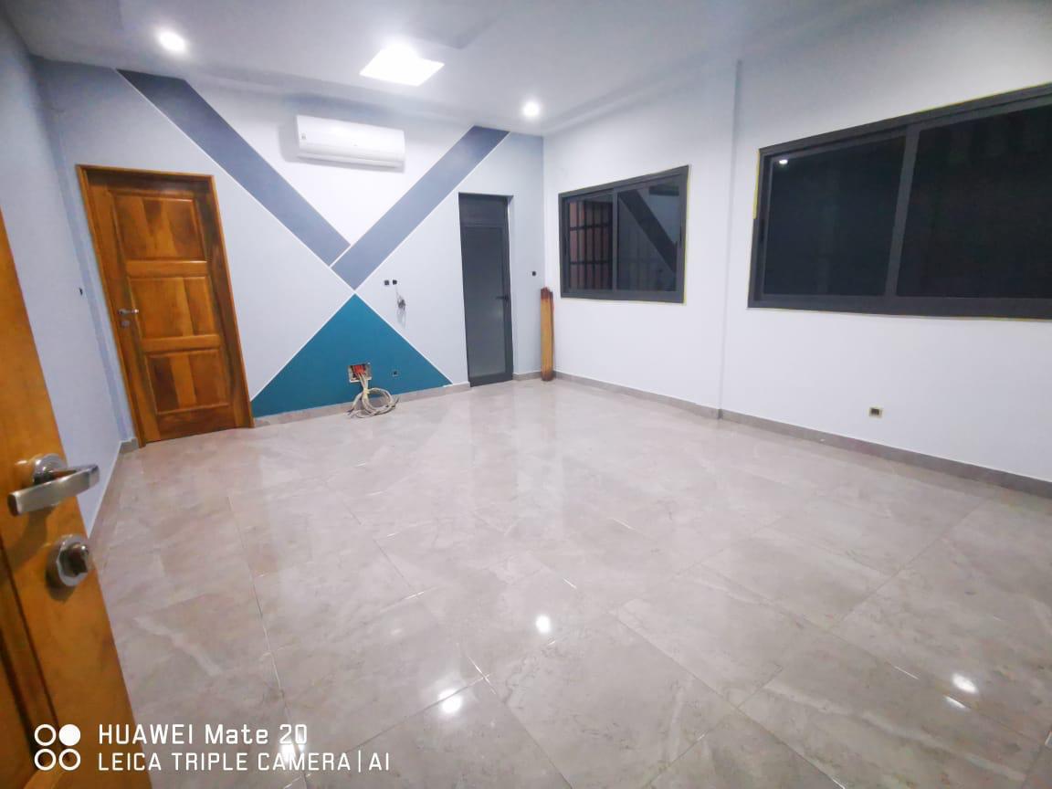 Villa duplex neuve en vente au bord du goudron à Attikoumé – 450 millions FCFA