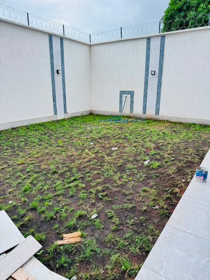 Villa triplex de 400 m², 6 chambres à vendre à Djidjolé, proche du goudron – 280 millions FCFA