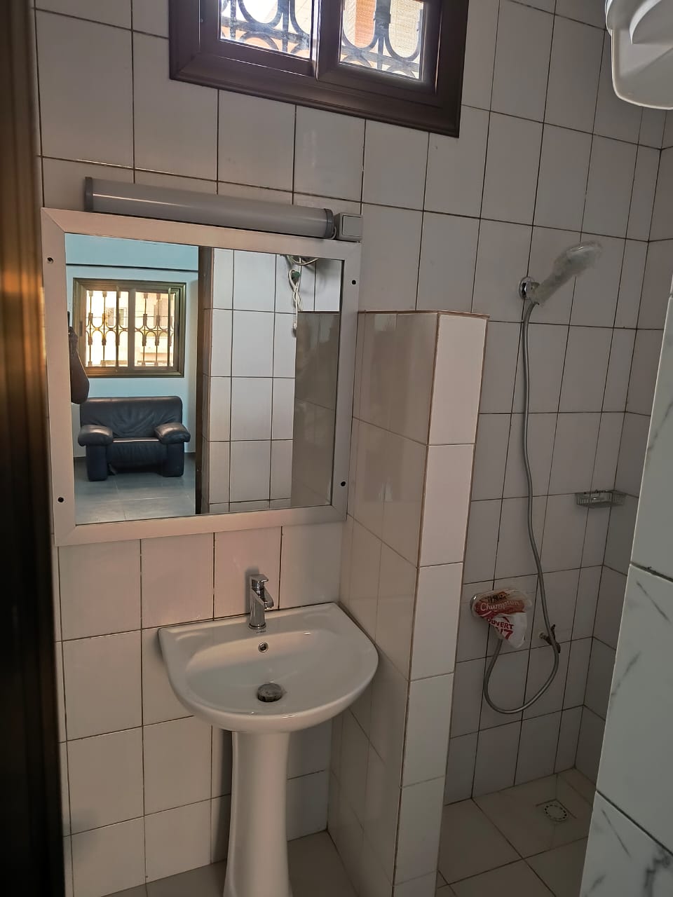 Appartement duplex meublé à louer près de la Clinique de Totsi – 500000 FCFA/mois