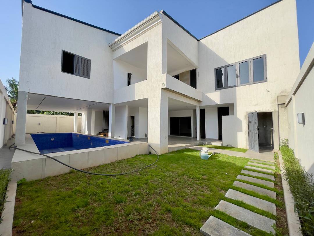 Villa duplex avec piscine en location meublée à Tokoin séminaire – 1.500.000 FCFA