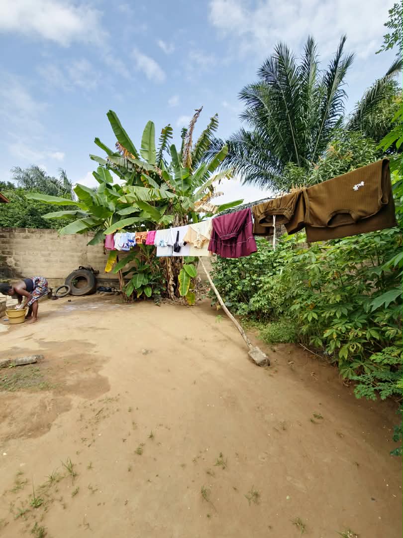Terrain à vendre à Apessito Gbesets, à 1 km de la grande voie de 70m Legbassito – 15 millions FCFA le lot