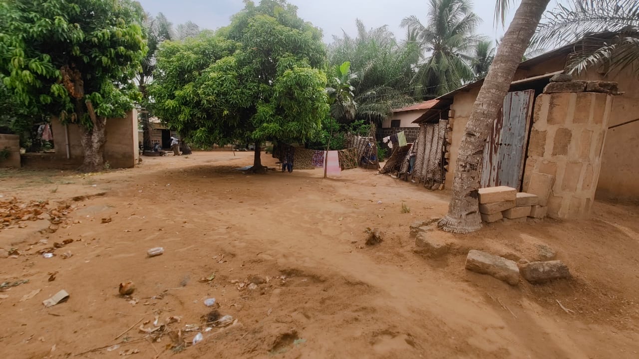 Terrain d'un demi-lot en vente à Adetikopé Pia – 10 millions FCFA