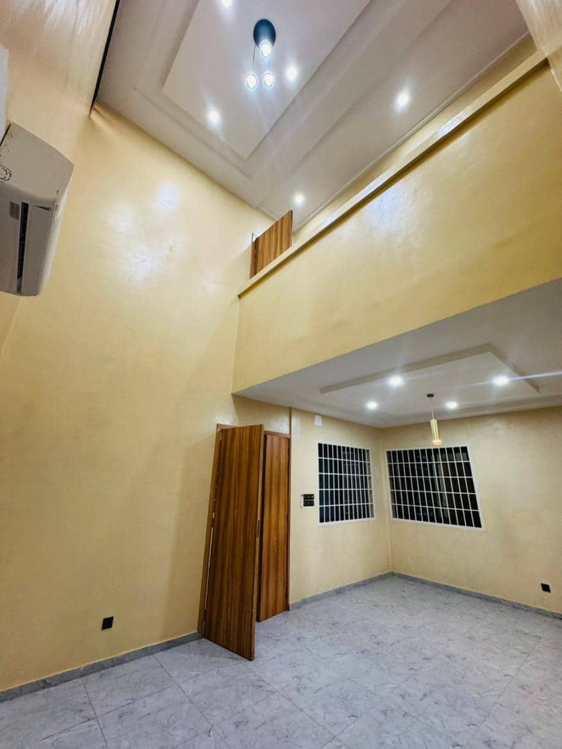 Villa duplex 3 chambres en location proche du goudron à Aéroport – À partir de 10.000 FCFA