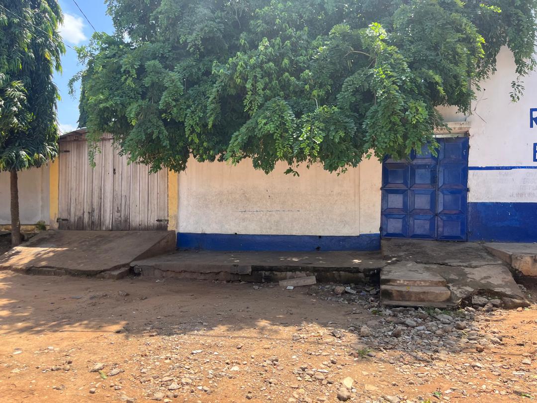 Maison sur demi lot en angle de rue à vendre à Tokoin Super Taco – 38 millions FCFA