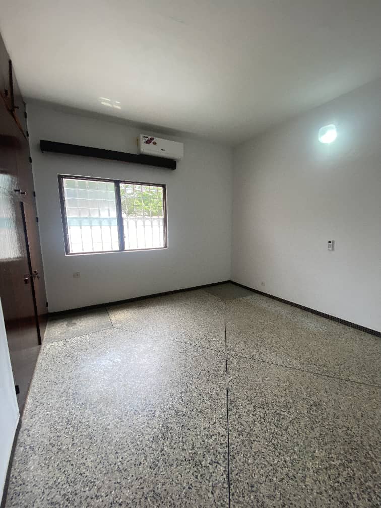 Villa 3 chambres à louer à Forever 100 mètres du goudron – 500000 FCFA