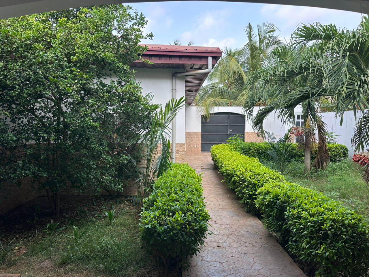 Villa 3 chambres à louer à Agoè Léo 2000 – 300 000 FCFA