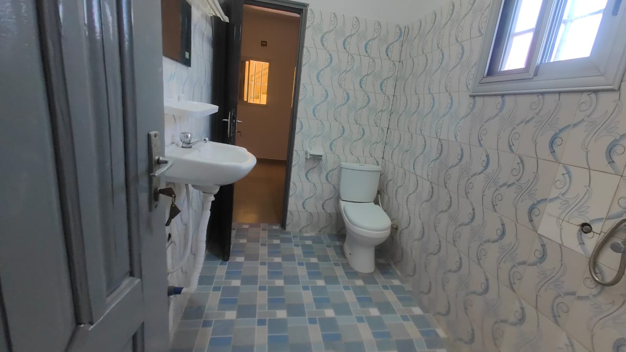 Appartement 2 chambres à louer à 150m du goudron à Léo 2000 – 150 000 FCFA par mois