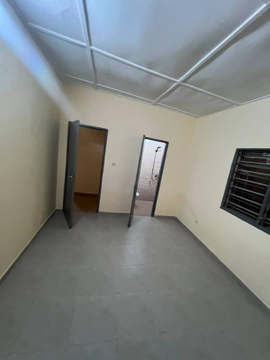 Appartement 2 chambres salon à louer à Totsi – 100 000 FCFA