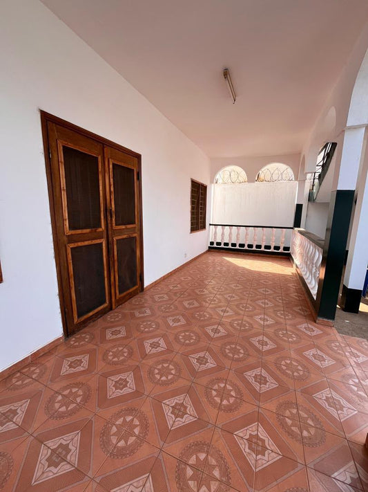 Appartement 2 chambres à louer à Kegué proche du goudron – 130 000 FCFA