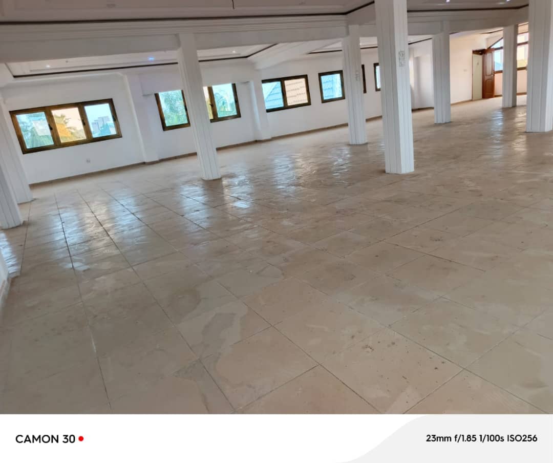 Boutique de 334 m² à louer en angle de rue à Tokoin Ramco – 500 000 FCFA
