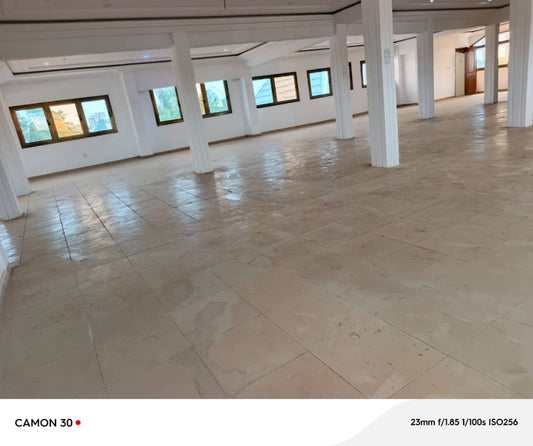 Boutique de 334 m² à louer en angle de rue à Tokoin Ramco – 500 000 FCFA